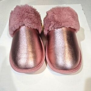 Pink faux fur slippers